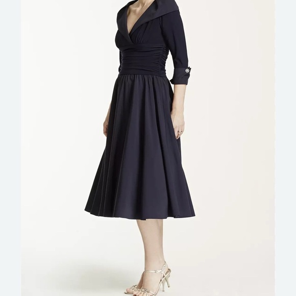 Elegant Black Off-Shoulder Dress - Picture 5 of 10